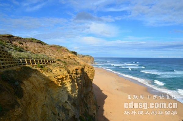 澳大利亚本科读几年