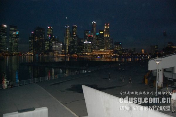 高考后去必威精装版app读大学